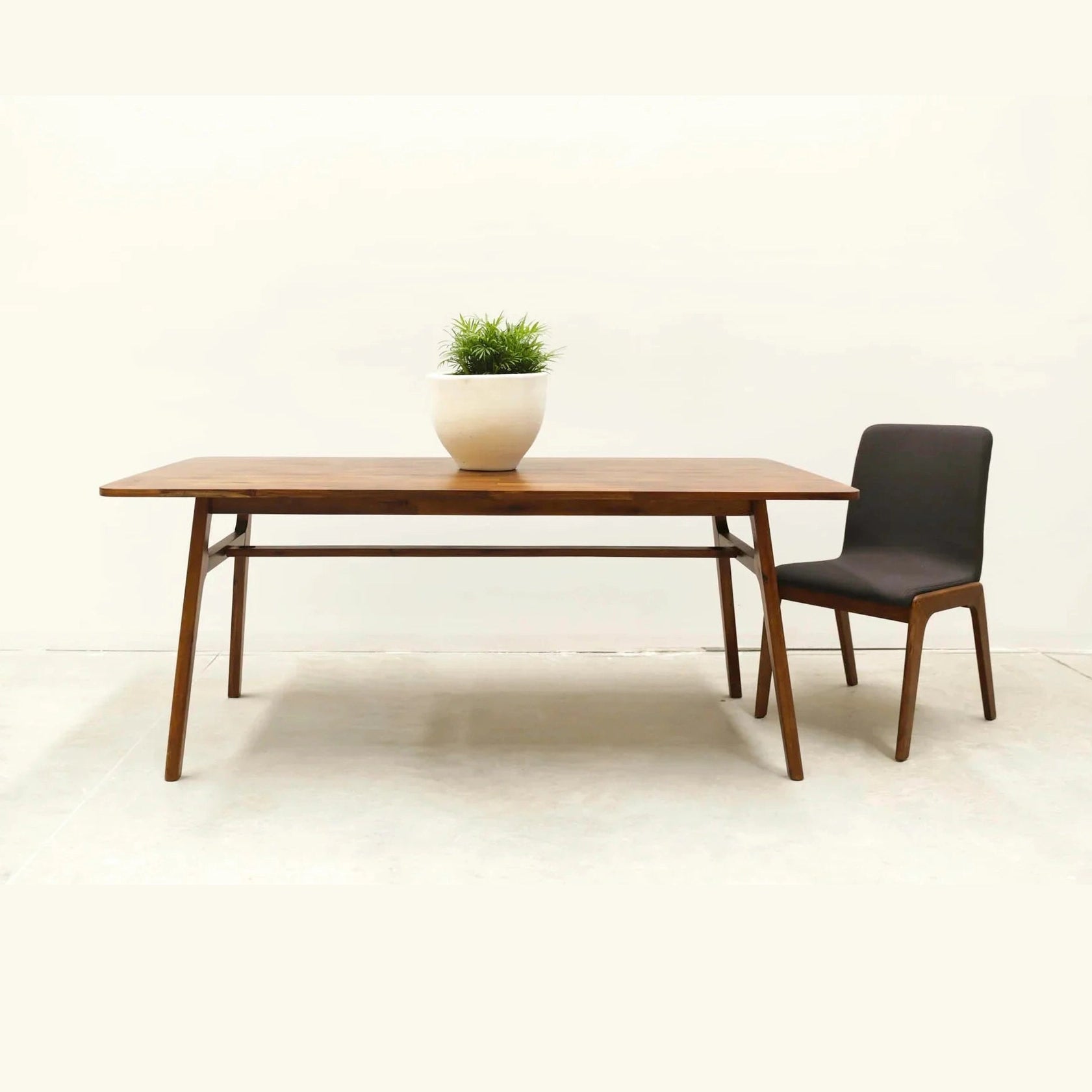 Helsa Dining Table