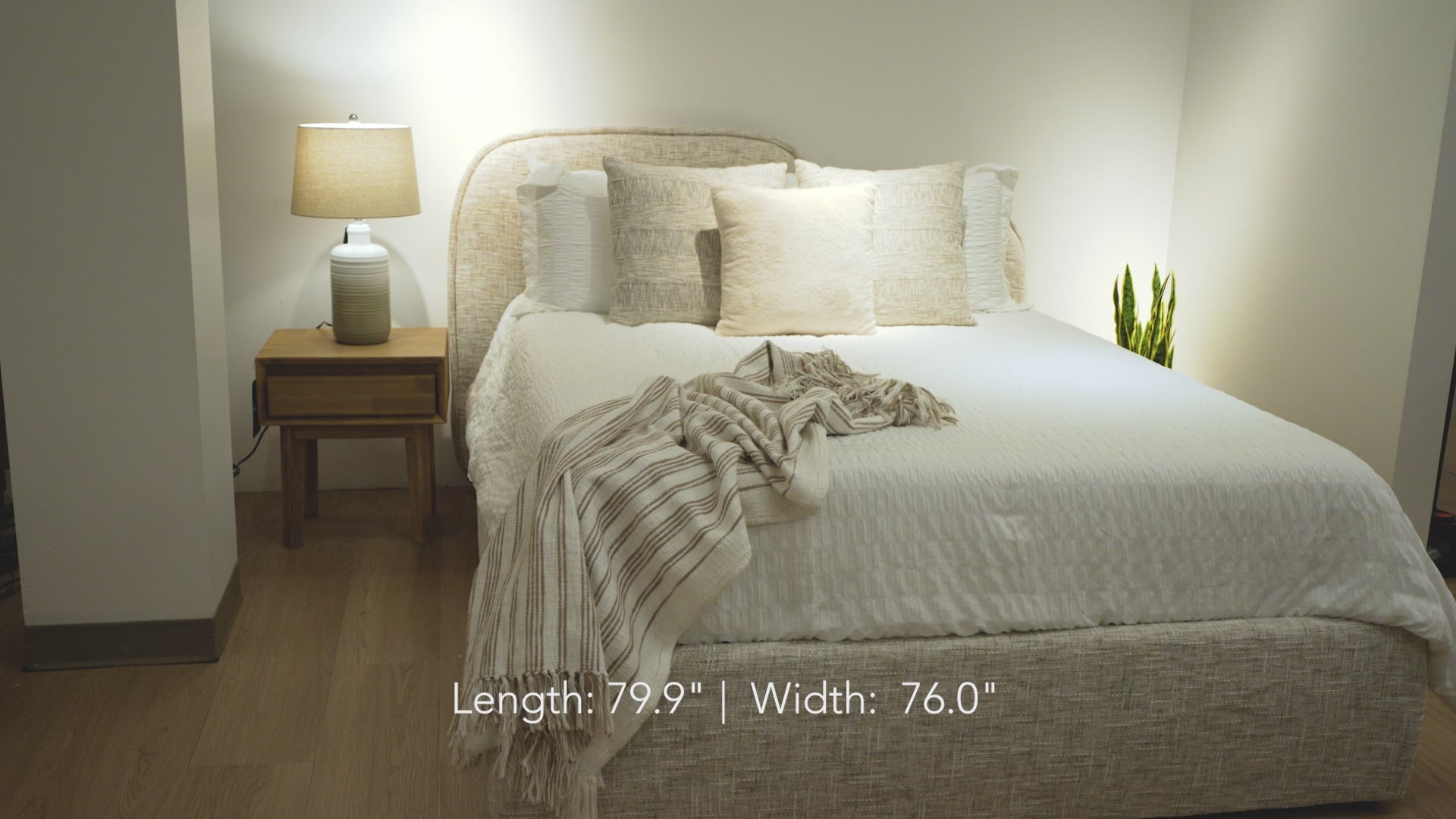 Load video: Rialto Upholstered Bed with Hydraulic Storage